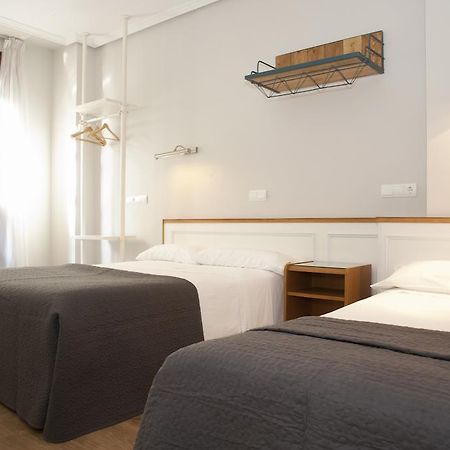 Apartamentos Sabinas Don Jaime Сарагоса Стая снимка